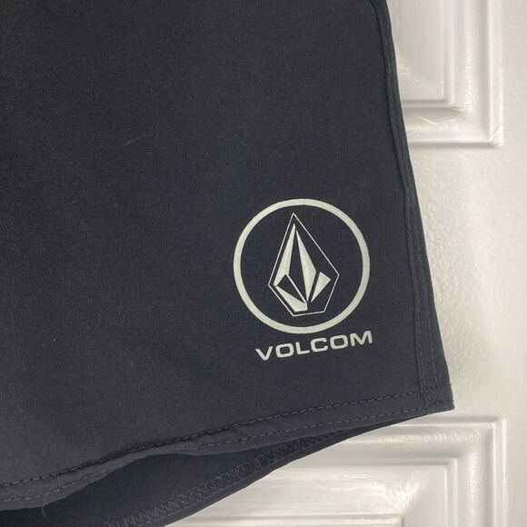 Volcom Black Board Shorts Size Small - Picture 2 of 6